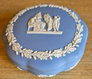 VINTAGE WEDGWOOD BLUE JASPERWARE LARGE SCALLOPED LIDDED TRINKET BOX - Picture 1 of 11