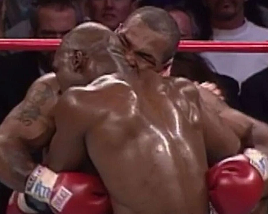 FOTO BOXEO 8X10 MIKE TYSON VS EVANDER HOLYFIELD MORDIDA DE OREJA Foto 1 de 1