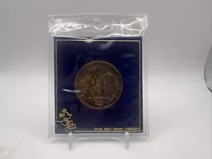 MONEDA DE COLECCIÓN DISNEYLAND 5 TIERRAS Y PRINCIPAL ST WALT DISNEY COMPANY RECUERDO DE BRONCE - Imagen 1 de 4