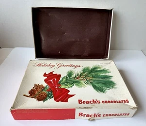 Caja de chocolate vintage de Navidad Brachs años 60 vacía saludos navideños cono de pino - Imagen 1 de 17