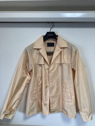 Giacca impermeabile PRADA beige compatta portaoggetti posteriore