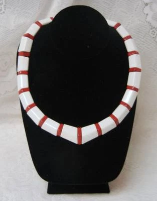 Collar piramidal vintage de plástico Avon Lucite rojo y blanco Foto 1 de 4