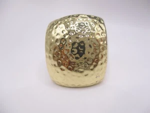 Grueso anillo cuadrado redondeado unisex cúpula martillada tono dorado talla 7 0111 - Imagen 1 de 8