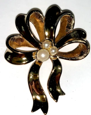Broche vintage de perlas de imitación con lazo nacarado tono dorado de Avon Foto 1 de 4