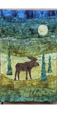 Kit trapunta arte da appendere a parete On The Trail Creations Moonlight Moose - Beret Nelson - Immagine 1 di 4