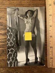 50’s Girl Pretty PIN UP Risque Nudes Original B&W Girlie Photo 6x3 93025 Trim - Picture 1 of 2