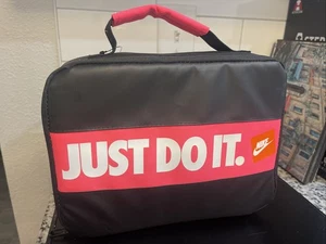 Nike Just Do It Bumper Sticker Fuel Pack Lunch Box Borsa Isolata Nero Rosa Nuovo - Foto 1 di 11