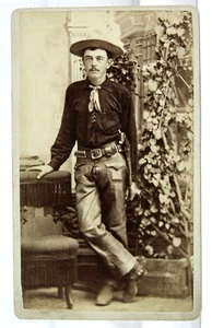 1870s ARMED WORKING COWBOY CDV PHOTO - MEDICINE LODGE KANSAS FEMALE PHOTOGRAPHER - Imagen 1 de 4