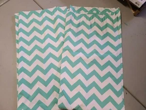 Cortinas oscuras Pottery Barn Teen "Pool Chevron" 52 X 96 - 2 paneles - Imagen 1 de 7