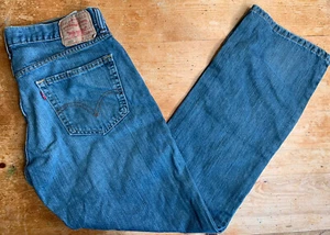 Pantalones de mezclilla para hombre Levis 559 relajados calce recto lavado oscuro talla 33x30 - Imagen 1 de 4