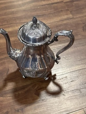 Tetera Wilcox Silver Plate Co diseño Du Barry perseguida a mano victoriana 7901 Foto 1 de 3