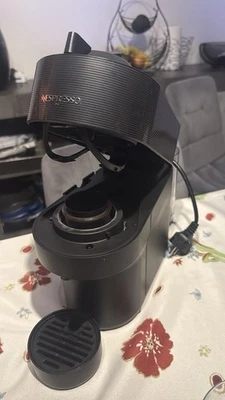 Macchina da Caffè Nespresso Vertuo Plus Capsule - Usata Ma Come Nuova - Immagine 1 di 3