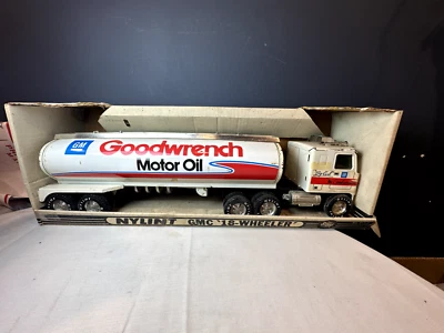 Plataforma publicitaria de camión de acero prensado Nylint Mr. Goodwrench NASCAR Big Earl Oil Tanker 1:18 Foto 1 de 4