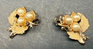 HELLE GOLDFARBENE KLASSISCHE FLORENTINISCHE OHRCLIPS MIT BLATT UND KUNSTPERLEN VINTAGE - Bild 1 von 4
