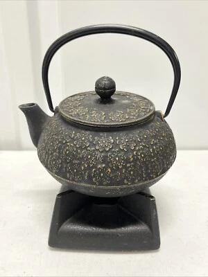 Tetera ceremonial japonesa de hierro fundido de alta gama dorada firmada Iwachu Tetsubin Foto 1 de 4