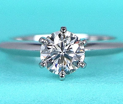 Anillo de compromiso de diamantes redondos Tiffany & Co platino 1,02 quilates I VS1 $15,750 talla 5,5 Foto 1 de 4