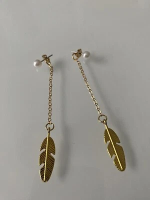 Pendientes de perlas y plumas Foto 1 de 2