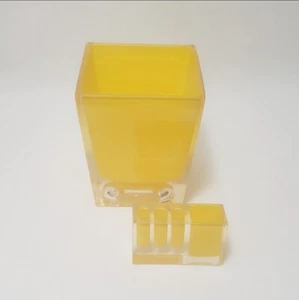 Contenedor de basura de escritorio de lucita de acrílico amarillo a juego y soporte para bolígrafo/lápiz - Imagen 1 de 11