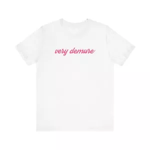 Very Demure Unisex Jersey Short Sleeve T-Shirt Mens Womens Funny Trendy - Picture 1 of 4