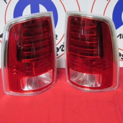 Luz Trasera Dodge RAM Conductor Y Pasajero Cromo Borde Luz Trasera NUEVA OEM MOPAR Foto 1 de 4