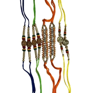 Paquete de 4 brazaletes de hilo Raksha Bandhan Festival Rakhadi Rakhi de diseño diferente R5 - Imagen 1 de 1