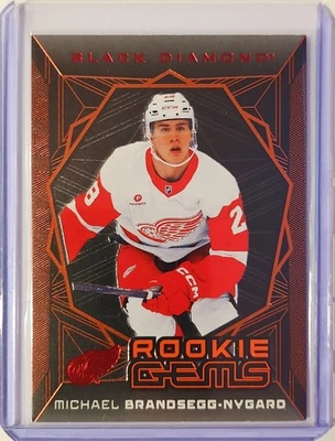 2025-26 UD Black Diamond Rookie Gems Red/100 Michael Brandsegg-Nygard Red Wings - Imagem 1 de 4