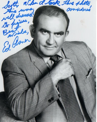 ED ASNER HAND SIGNED 8x10 PHOTO+COA      GREAT POSE AND INSCRIPTION     TO SCOTT Cover