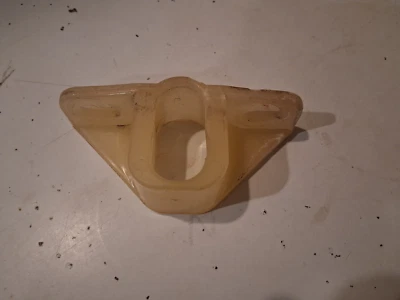 1972 oldsmobile cutlass delta 98 window track plastic guide - Imagem 1 de 4