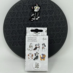 Prendedor Disney Loungefly - Prendedor Caja Misteriosa Halloween Gatos y Perros Disney - Figaro NUEVO - Imagen 1 de 5