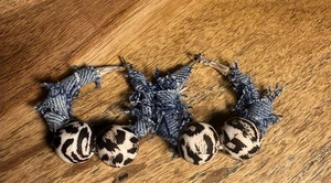 Pendientes de aro denim hechos a mano con cuentas de silicona estampado de leopardo. - Imagen 1 de 5