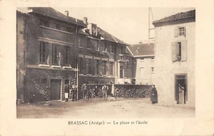CPA 09 BRASSAC LA PLACE ET L'ECOLE (cpa pas courante - Picture 1 of 1