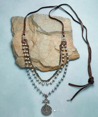 Colar Love Heals X Sundance Catálogo Triplo Strand Pérola 'Sabedoria Antiga' $398 - Imagem 1 de 4