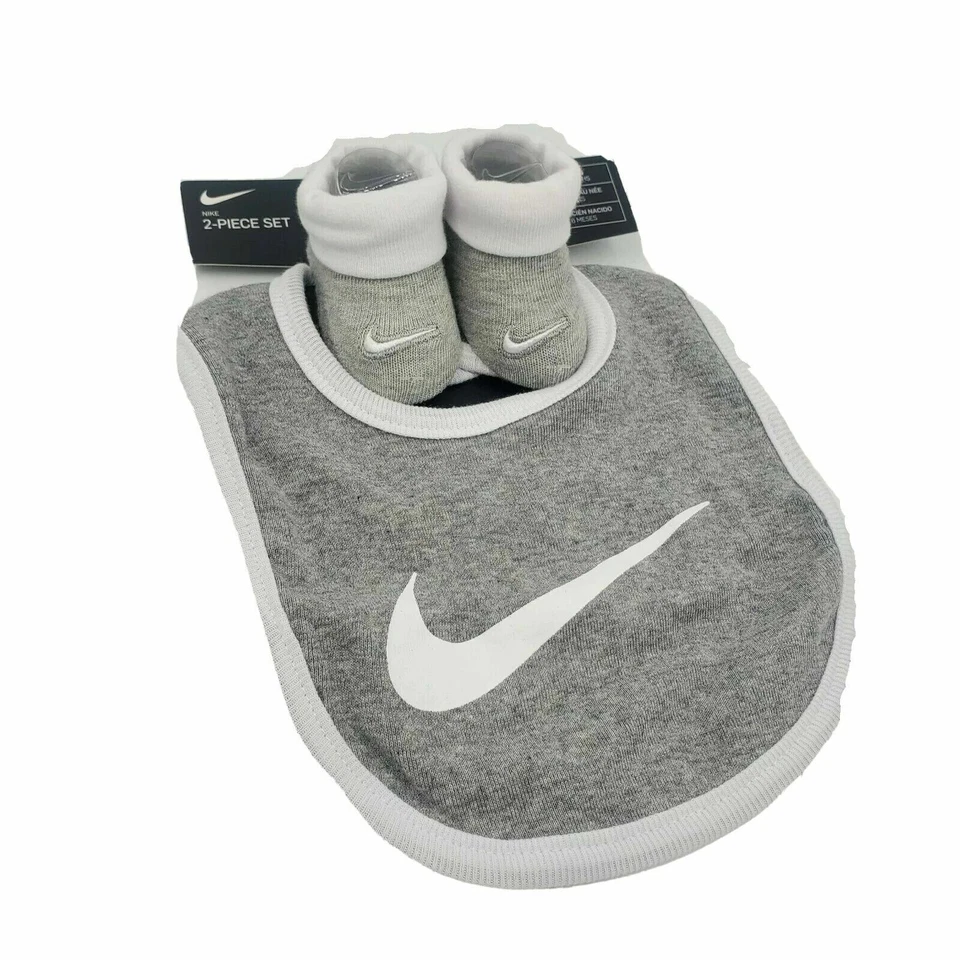 Conjunto de botines y babero para bebé Nike, talla 0-6 meses, blanco/gris  Foto 1 de 1