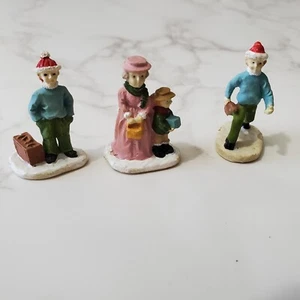 Figurine Vintage Viaggiatori Aspettando Trasporto Villaggio di Natale Resina 1,5" - Foto 1 di 5