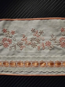 Vintage Blumen bestickt Baumwolle Trim Nähen Handwerk Puppenkleidung 4" w von Yard - Bild 1 von 3