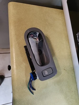 Manija de puerta interior trasera derecha Buick LaCrosse 2005-09 con interruptor de ventana Foto 1 de 2