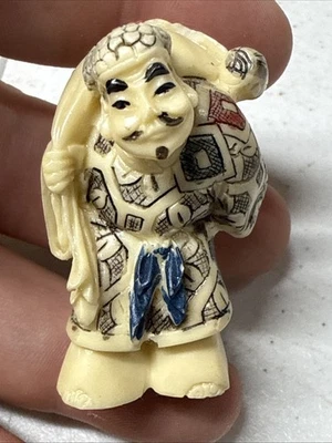 Figura ANTIGUA JAPONESA NETSUKE TALLADA BOVINA Hombre Con Saco FIRMADA Foto 1 de 4