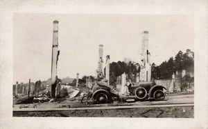 Vehículo quemado y edificios en ruina - Postal - Imagen 1 de 2
