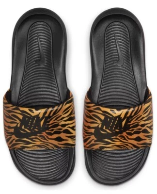 Slides femininos Nike Victori One com estampa CN9676-010 preto/marrom tamanho 9 novo com etiquetas - Imagem 1 de 4