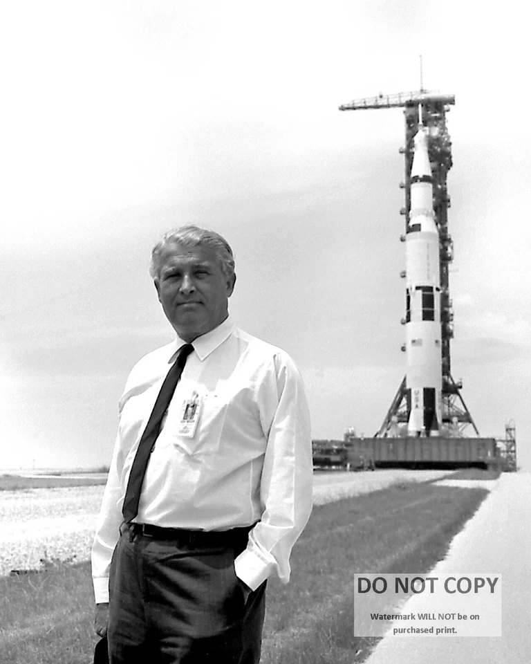 WERNHER VON BRAUN IN FRONT OF THE APOLLO 11 SATURN V - 8X10 NASA PHOTO (EP-173) - Image 1 of 1