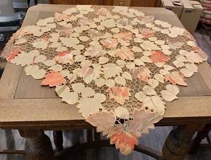 ELEGANTE TOVAGLIA RICAMATA FOGLIAME FOGLIE AUTUNNALI RINGRAZIAMENTO AUTUNNO!! 34" SQ - Foto 1 di 7