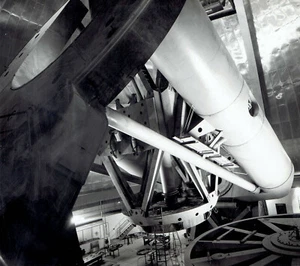 1946 Vintage Photo inside view of the telescope at Palomar Observatory - Picture 1 of 2