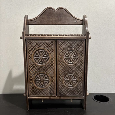 Gabinete porta llaves de madera rústica vintage tallada estrella organizador montado en la pared Foto 1 de 4