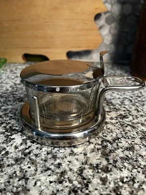 Salero de vidrio contemporáneo con carrito y tapa de acero inoxidable Foto 1 de 4