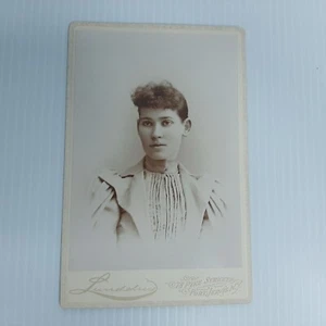 Antique 1800's Cabinet Card Unidentified Beautiful Young Woman Port Jervis N.Y. - Imagen 1 de 6