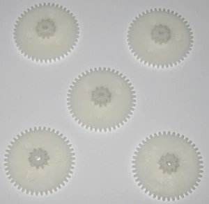 5 X Ingranaggio robot doppio sperone in plastica - foro 2,33 mm - 10T 8,2 mm OD e 46T 28,9 mm OD - Foto 1 di 3