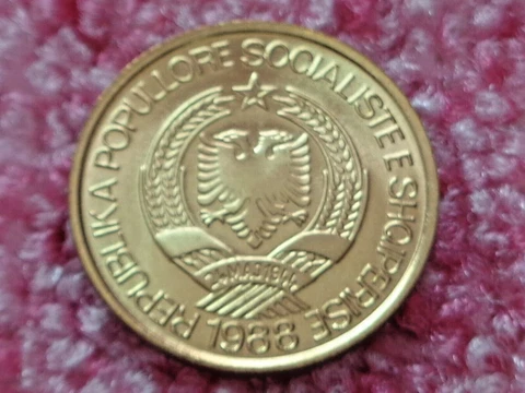 Rare Communist Albania Socialist Peoples Republic 1 Lek 1988 UNC from Mint Roll Cover