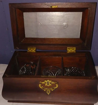 Virginia Metalcrafters Williamsburg Restorations Tea Caddy w/Glasses NO KEY - Image 1 of 4