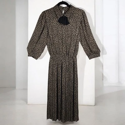 Vestido Alexis Fashions Inc Secretaria Vintage Negro Beige Estampado de Hojas Midi Cuello con Lazo Foto 1 de 4