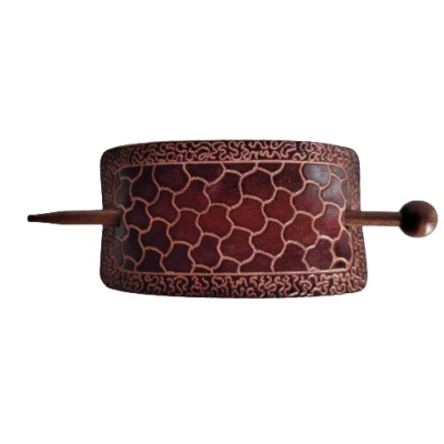 Clipe de cabelo de couro Barrette e suporte de rabo de cavalo em bastão de madeira feito à mão para pônei - Imagem 1 de 4